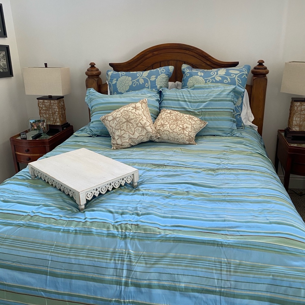 Full Queen Duvet and Shams Sandy Wilson. Used on guest bed only!!